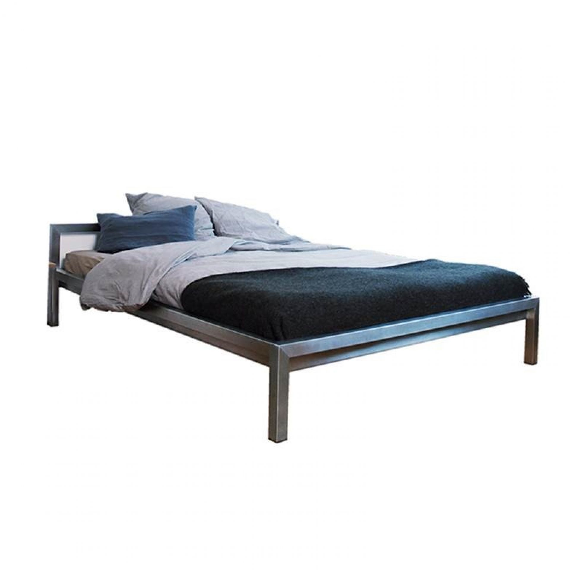 Pure Bett Edelstahl von Hans Hansen, 160x200 cm, mit grauer Bettwäsche und dunkler Decke.